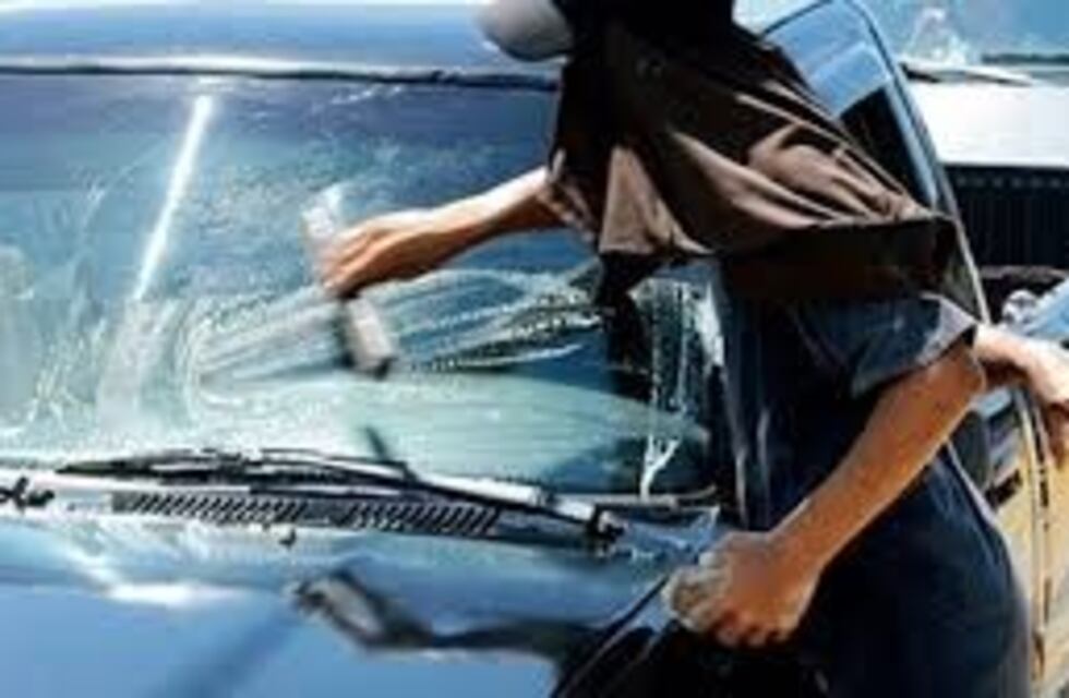 Condenado a 48 horas de prisión por limpiar vidrios en la vía pública