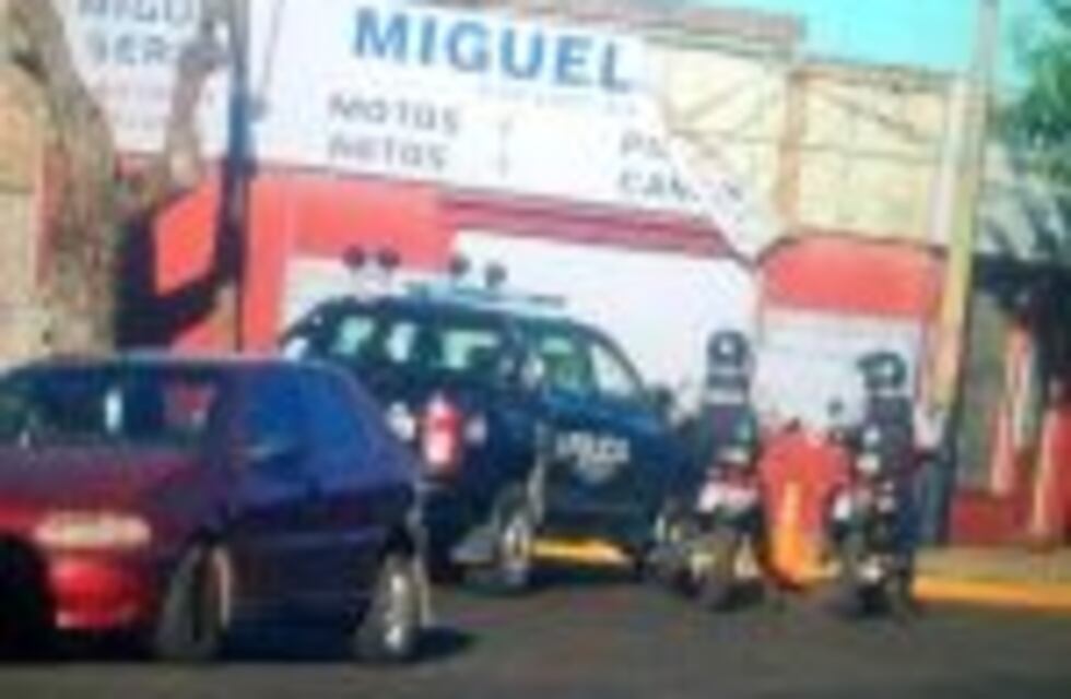 Un taxista murió atropellado mientras lavaba el auto en la vereda