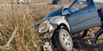 Camioneta cayó a un canal (Infopico)