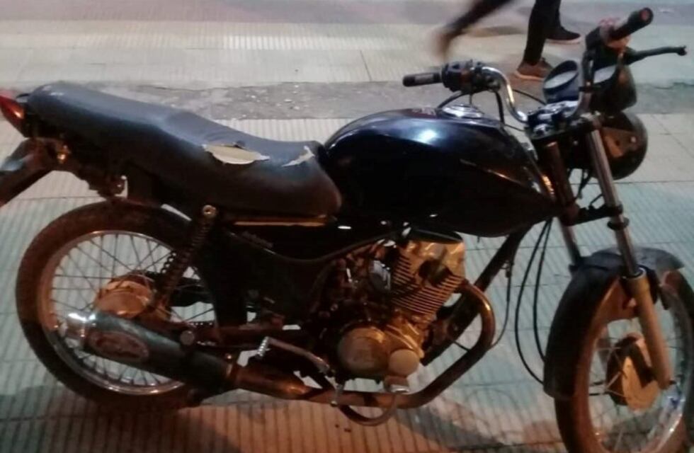 Entraron a robar a un comercio pero dejaron los cascos y la motocicleta