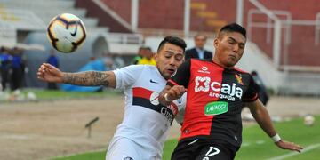 Ruben Botta (L) of Argentina's San Lorenzo vies for the ball with Hideyoshi Arakaki of Peru's Melgar during their Copa Libertadores football match at the UNSA Stadium in the Andean city of Arequipa, Peru, on March 5, 2019\u002E (Photo by DIEGO RAMOS / AFP)