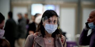 GRAF549\u002E MADRID, 23/03/2020\u002E- Viajeros de un vuelo de Iberia procedente de Buenos Aires, Argentina, llegan al aeropuerto de Adolfo Suarez en Barajas, Madrid, este lunes\u002E Un total de 270 ciudadanos españoles abandonaron Buenos Aires a bordo de un vuelo de Iberia, según la embajada de España en Argentina\u002E EFE/ Fernando Villar