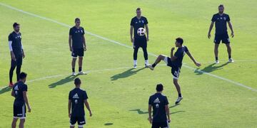 EPA9271\u002E AL AIN (EMIRATOS ÁRABES UNIDOS), 21/12/2018\u002E- Los jugadores del River Plate argentino participan en un entrenamiento celebrado en el Armed Officer Club Stadium de Abu Dabi, en los Emiratos Árabes Unidos, hoy, 21 de diciembre de 2018\u002E El River Plate disputará mañana ante el Kashima Antlers japonés el partido por la tercera plaza del Mundial de Clubes de la FIFA\u002E EFE/ Mahmoud Khaled emiratos arabes unidos  futbol campeonato mundial de clubes 2018 entrenamiento de river plate futbol futbolistas entrenamientos