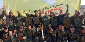 -FOTODELDIA- epa07458838 Un gruapo de milicianos de las Fuerzas de Siria Democrática (FSD), alianza armada que aglutina a kurdos y árabes, celebran la conquista de Al Baguz junto a su bandera amarilla, en la que sobresale un mapa de Siria\u002E Las milicias kurdas que se enfrentaban al grupo yihadista anunciaron el esperado final del dominio territorial del EI a primera hora de la mañana, después del final de los combates que se adentraron en la noche del viernes en esta pequeña población rural cercana a la frontera iraquí\u002E EFE/ STR MEJOR CALIDAD DISPONIBLE
