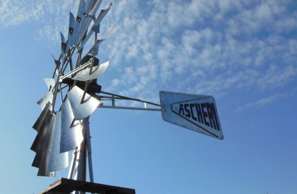 Una nena se sube a un molino todos los días para tener Internet y hacer la tarea