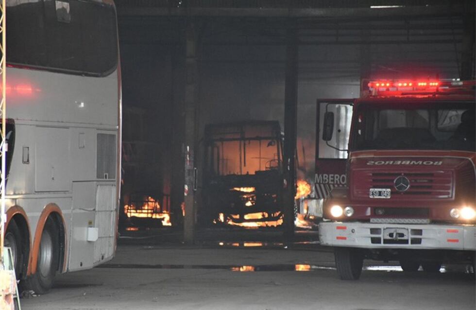 Monticas: volvió a incendiarse el galpón de Génova y Travesía con micros en desuso