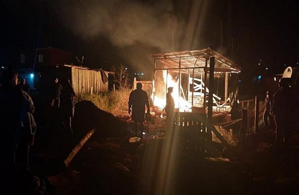 Detuvieron a un hombre acusado de prender fuego la casa donde viven una mujer y sus hijos