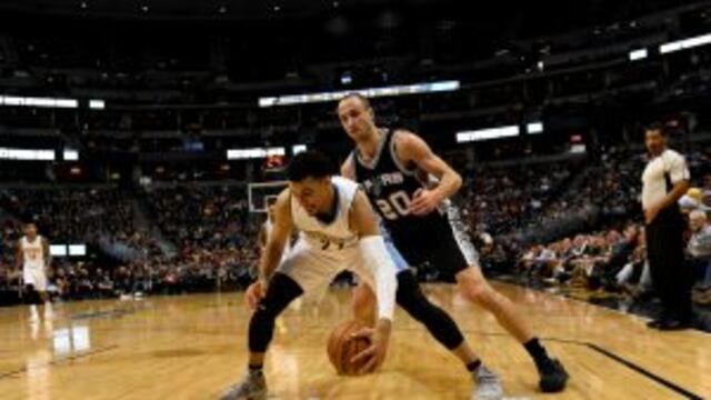 DEN14. DENVER, CO (EE.UU.), 05/01/2016.- El jugador Jamal Murray (i) de Denver Nuggets en acciu00f3n ante Manu Ginobili (d) de San Antonio Spurs hoy, jueves 5 de enero de 2017, durante un partido de baloncesto de la NBA entre San Antonio Spurs y Denver Nugget