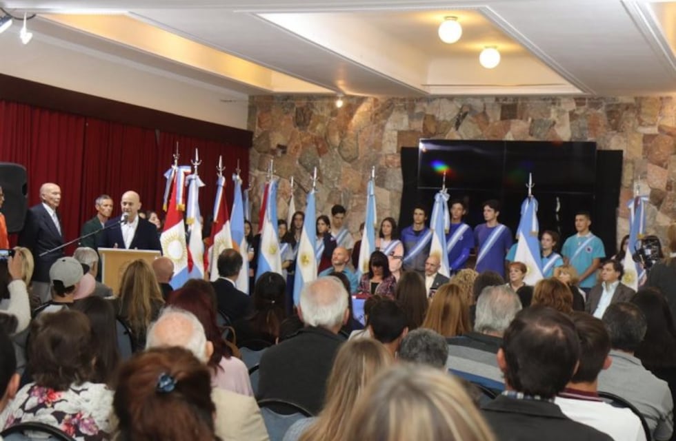Alumnos destacados fueron reconocidos con el premio "Alberdi" en Carlos Paz