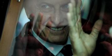 Argentina's President Mauricio Macri waves as he gets ready to leave Spain's Parliament in Madrid, Spain February 22, 2017. REUTERS/Susana Vera TPX IMAGES OF THE DAY