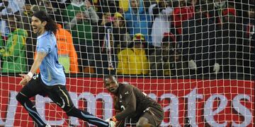 Sebastián Abreu, picando su penal en el Mundial de Sudáfrica 2010.
