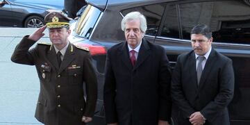 MON01\u002E MONTEVIDEO (URUGUAY), 18/07/2017\u002E- El presidente uruguayo, Tabaré Vázquez (c), asiste a la ceremonia de conmemoración del 187 aniversario de la Constitución hoy, martes 18 de julio de 2017, en Montevideo (Uruguay)\u002E Uruguay celebró hoy los 187 años de su Constitución en un panorama en el que el país es conducido con \