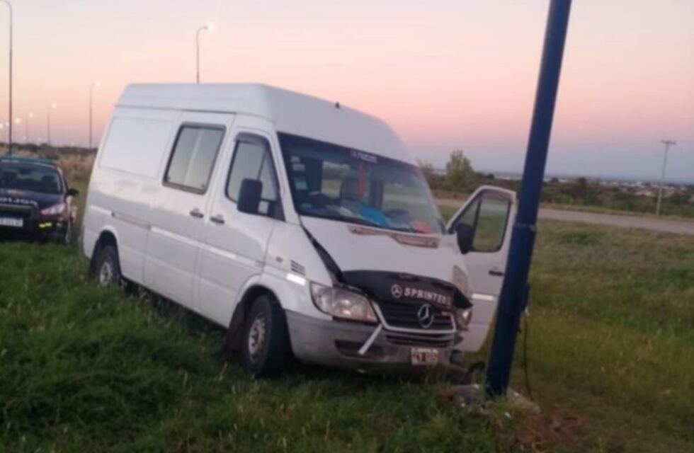 Manejaba totalmente ebrio, chocó contra una luminaria y lo multaron