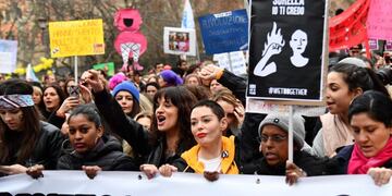 Italian actress Asia Argento (C) and US singer Rose McGowan, who both accuse Harvey Weinstein of sexual assault, take part in a march organised by 'Non Una Di Meno' (Me too) movement on March 8, 2018 as part of the International Women's Day in Rome\u002E \r\n'Non Una Di Meno', which translates as Not One (Woman) Less, is the equivalent of the movement that grew out of the Harvey Weinstein-spurred sexual harassment and rape revelations\u002E / AFP PHOTO / Alberto PIZZOLI italia roma celebracion dia internacional de la mujer paro marcha mujeres 8m