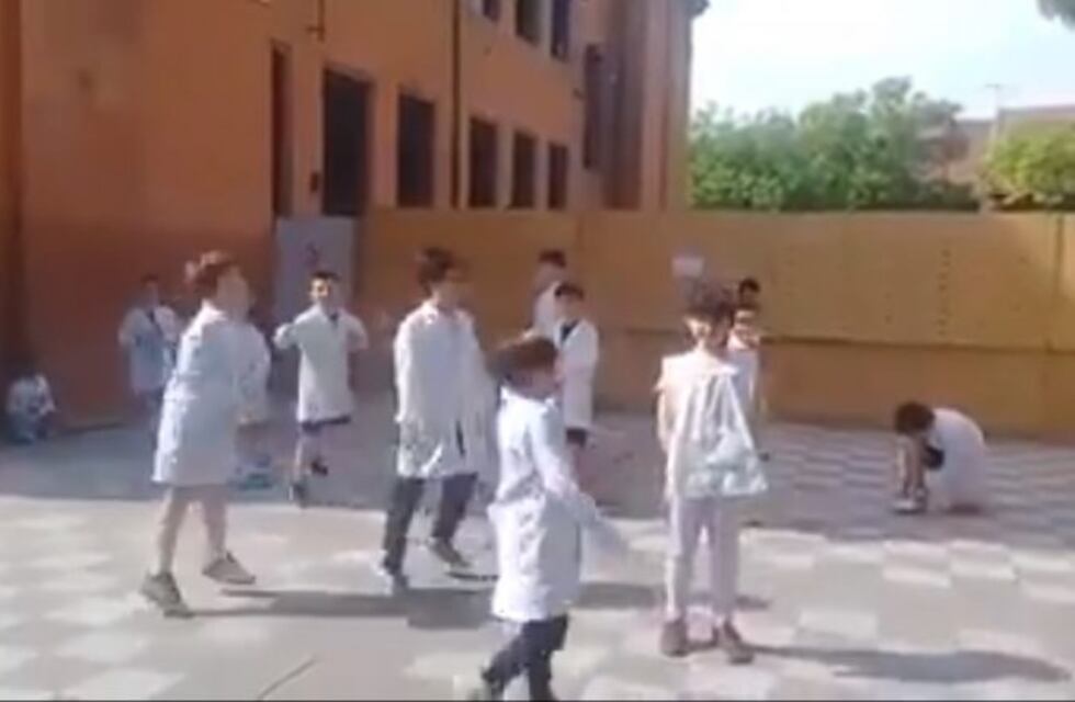 Disertación de normativas para autoridades educativas, docentes y auxiliares