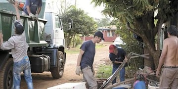 Trabajadores municipales de Posadas, limpiando las zonas afectadas para impedir la proliferación del dengue\u002E