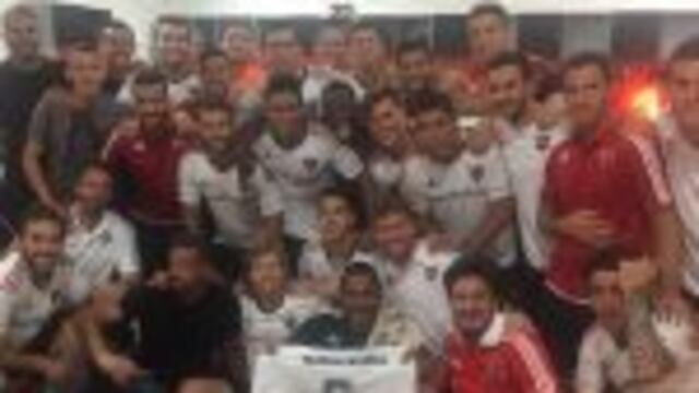 El plantel posu00f3 junto a Pomelo despuu00e9s de la goleada ante San Martu00edn de San Juan.