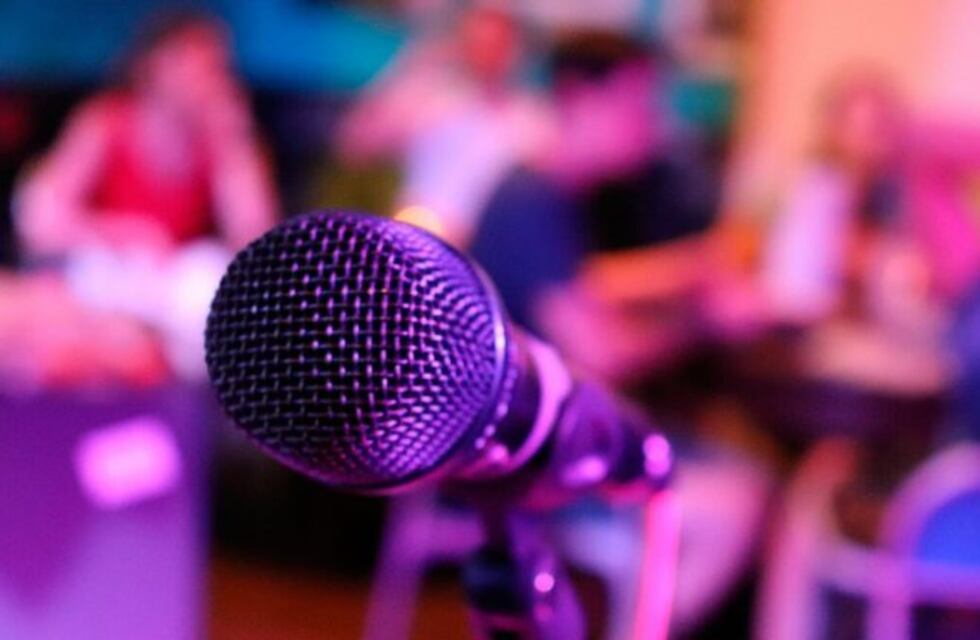 A pesar del aumento de contagios, en Viedma se organizan reuniones con karaoke