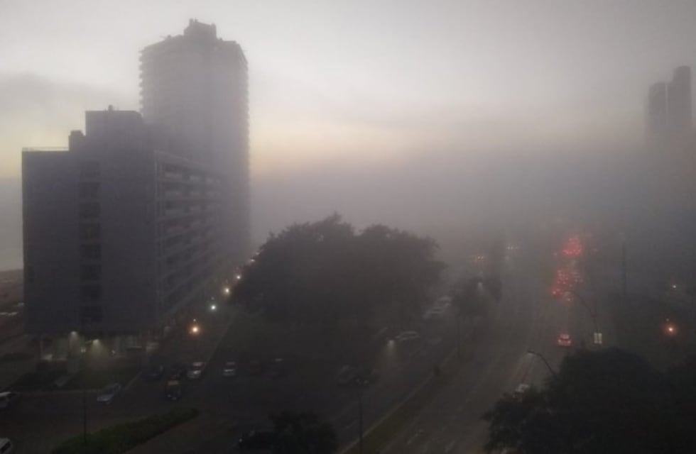 Aeropuerto cerrado y rutas restringidas en una mañana marcada por la niebla