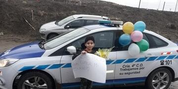 Efectivos de la Comisaría Cuarta cumplen el sueño de un niño de 9 años que padece retraso madurativo