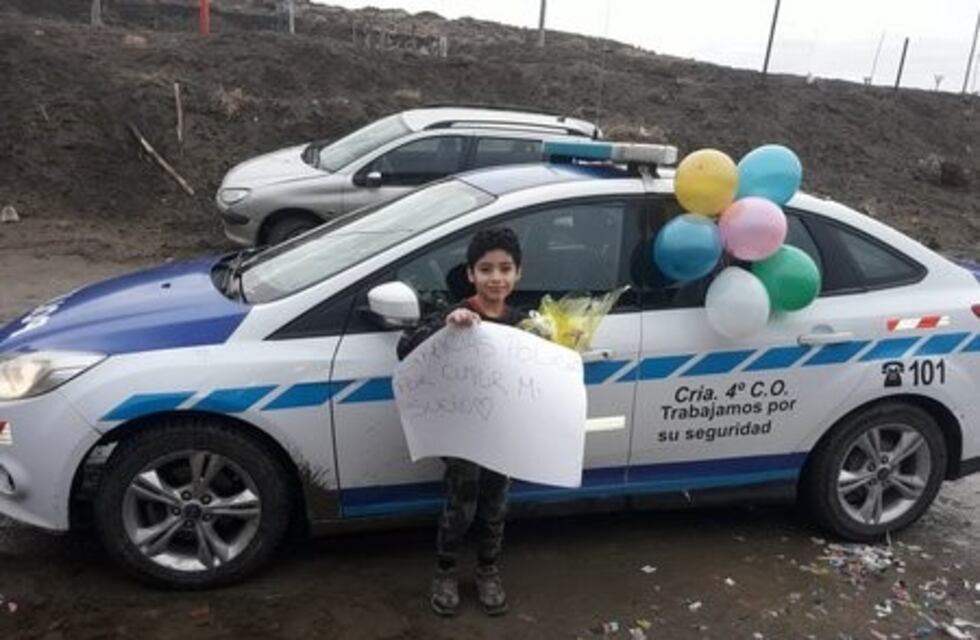 Efectivos de la Comisaría Cuarta cumplen el sueño de un niño de 9 años que padece retraso madurativo
