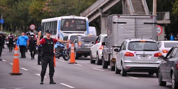 Caos de tránsito en los accesos habilitados a la ciudad de Buenos Aires, en plena cuarentena por el coronavirus\u002E (Clarín)