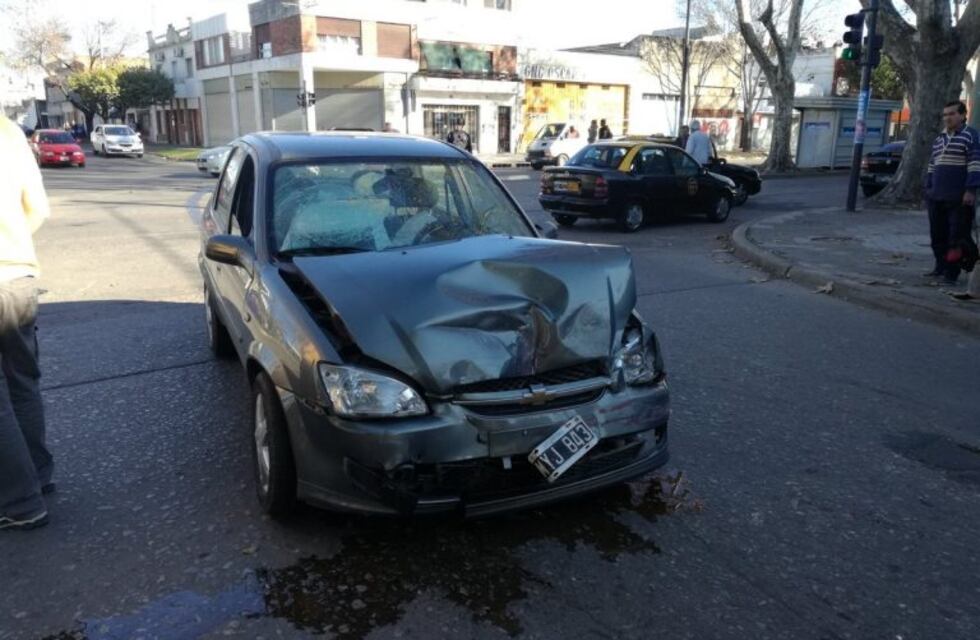 A pesar de los semáforos, dos vehículos chocaron en el cruce de una avenida de la zona sur