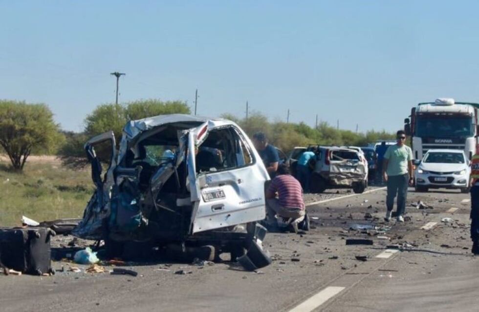 Tremendo accidente: Chocaron dos autos y un camión en la ruta 40