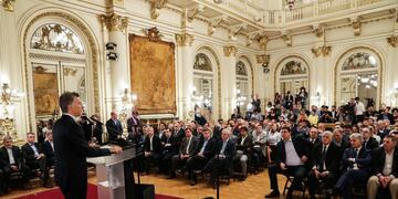 AME3479\u002E BUENOS AIRES (ARGENTINA), 14/02/2019\u002E- El presidente de Argentina, Mauricio Macri, ofrece una rueda de prensa este jueves en la Casa Rosada de Buenos Aires (Argentina)\u002E Macri anunció una subida del mínimo no imponible para las cargas sobre el trabajo en las economías regionales, por lo que los empleadores no deberán pagar impuestos por los trabajadores que cobren menos de 17\u002E500 pesos (unos 458 dólares) al mes\u002E EFE/ Presidencia Argentina SOLO USO EDITORIAL