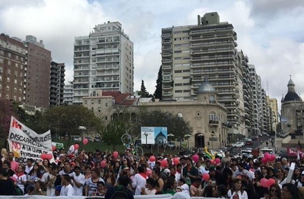 Instituciones y transportistas de discapacitados se movilizaron frente al Monumento a la Bandera