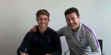 El juvenil delantero de los Spurs puso el gancho acompañado por su papá\u002E (@lilywhite_rose)