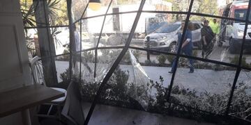 Un auto se incrustó en una panadería d e Funes\u002E (Red de Emergencias)