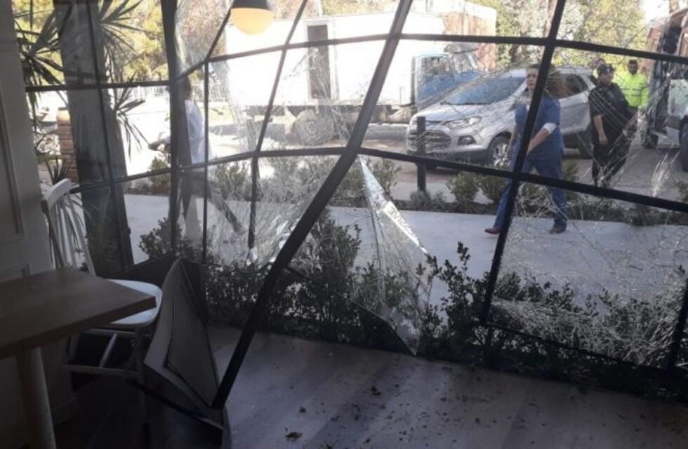 El video que muestra cómo una mujer se metió con su camioneta dentro de una panadería