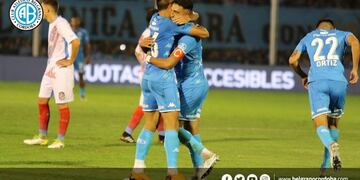 Abrazo de gol entre Lema y Suárez\u002E Entre los dos llevan anotados once tantos y le dieron un triunfo muy necesario al Pirata\u002E