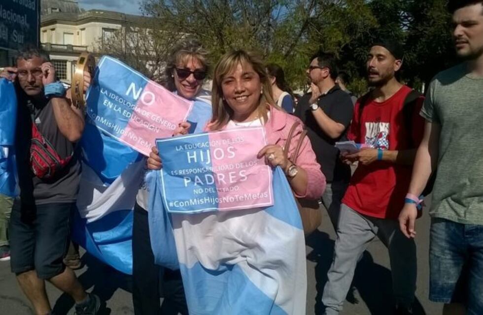 Bahía Blanca: Más de 4000 personas marcharon en contra de la ideología de género