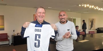El Cholo Guiñazú fue hasta El Panal e invitó al gobernador Juan Schiaretti a su partido homenaje\u002E (Prensa Gobierno)