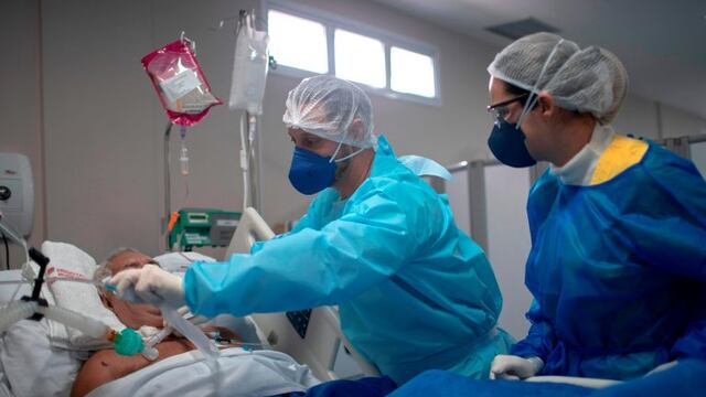 Se mantienen altos los casos de coronavirus. (Photo by Mauro Pimentel / AFP)