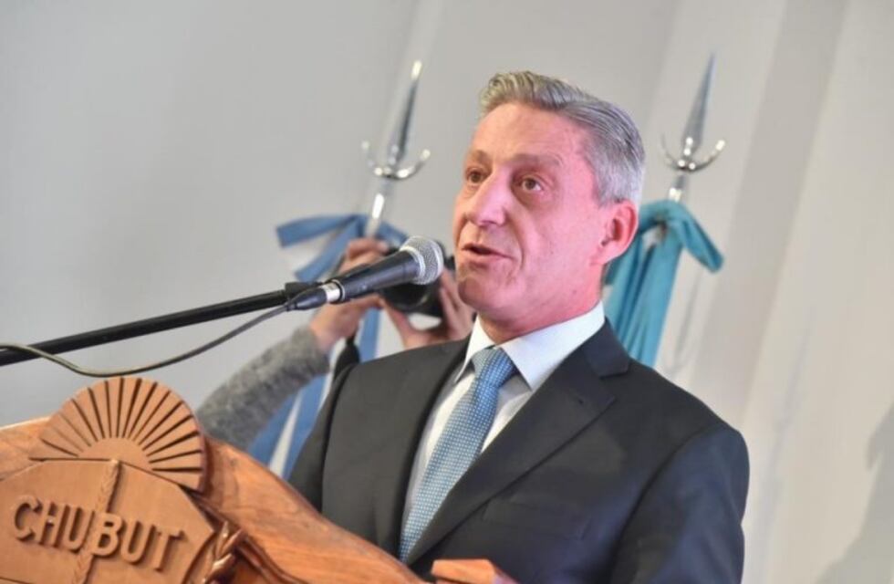 Arcioni Vetó la ley de interés a los provinciales por mora en sueldos