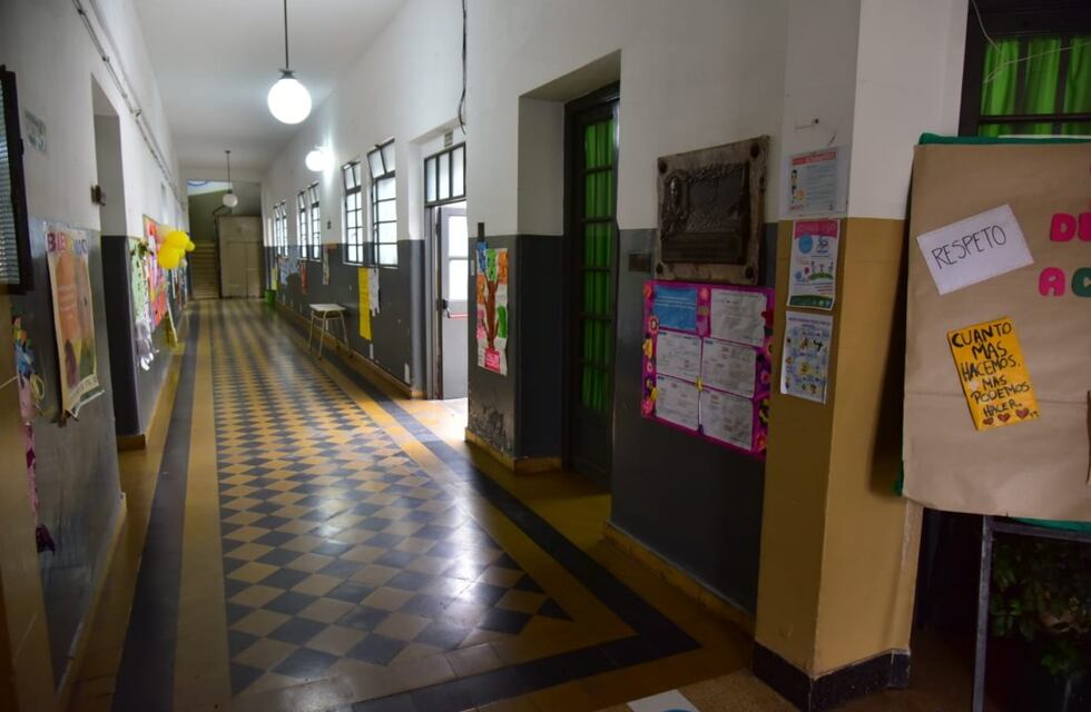 Astucia cordobesa: alumnos escucharon al churrero y se las ingeniaron para comprarle sin salir del aula