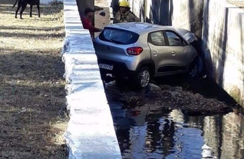 Estaba aprendiendo a manejar y fue a parar a un canal