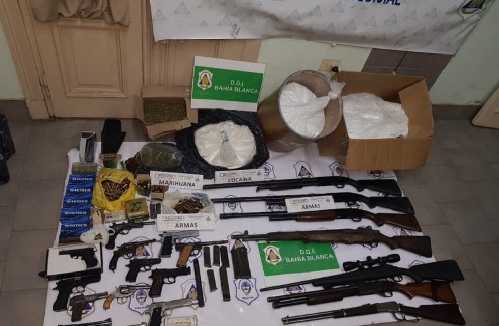 Encontraron un arsenal y drogas abandonados en una cochera del centro