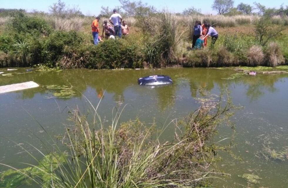 Rescataron a dos mujeres que cayeron al agua en auto y una fue reanimada por un policía