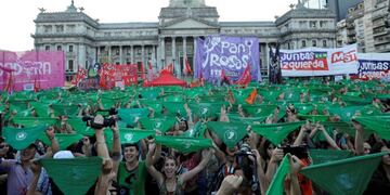 Miles de mujeres se manifestaron con sus pañuelos verdes en el Congreso\u002E (Clarín/Fernando de la Orden)