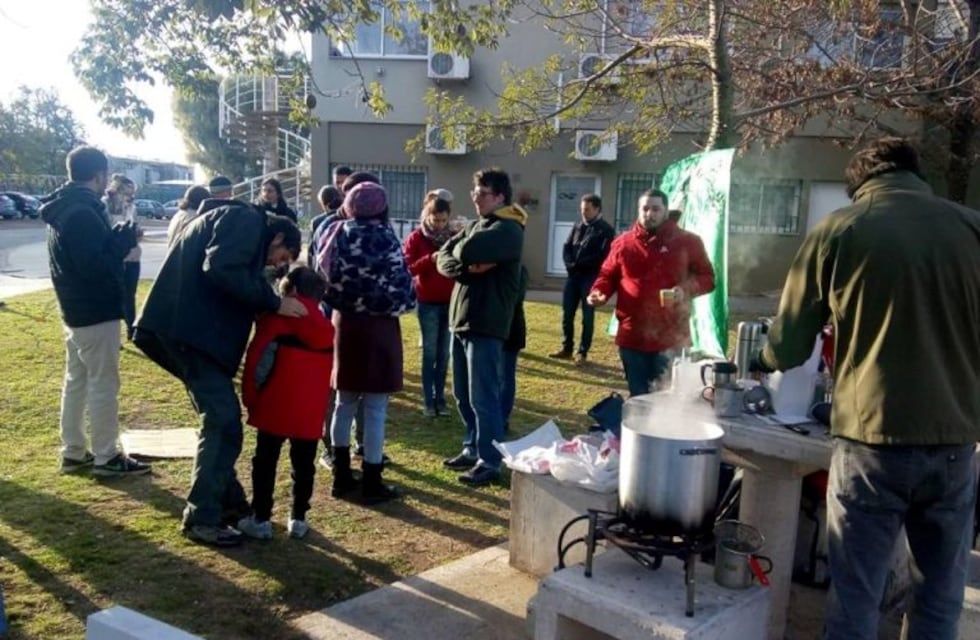 Becarios del Conicet protestan con una olla popular por incumplimiento salarial