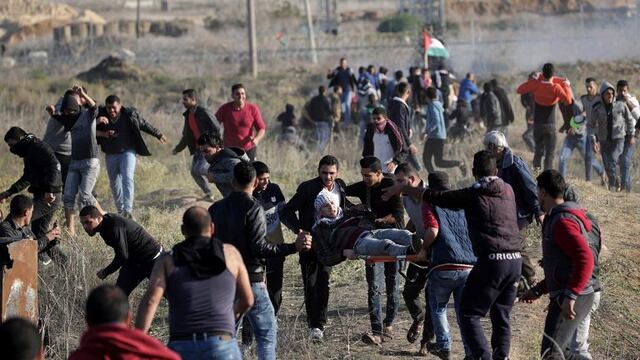 East Gaza (---), 08/12/2017\u002E- Palestinian protesters carry a wounded young during a protest against US President decision to recognize Jerusalem as the capital of Israel, during clashes along the border between Israel and east Gaza, 08 December 2017\u002E Palestinians announced general strike and a rage day to protest against US President Donald J\u002E Trump declaration recognizing Jerusalem as the capital of the Israel\u002E US President Trump on 06 December announced he is recognising Jerusalem as the Israel capital and will relocate the US embassy from Tel Aviv to Jerusalem\u002E (Protestas, Jerusalén, Estados Unidos) EFE/EPA/MOHAMMED SABER