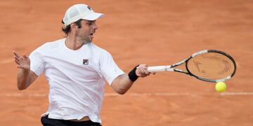TEN03 GSTAAD (SUIZA), 21/07/2016.- El tenista argentino Horacio Zeballos devuelve la bola al holandu00e9s Robin Haase durante el partido de segunda ronda del torneo de Gstaad, Suiza, hoy, 21 de julio de 2016. EFE/Peter Schneider suiza gstaad Horacio Zeballos tenis torneo abierto de suiza tenistas