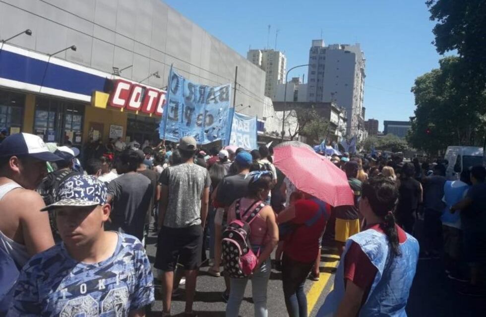 Movilización de Barrios de Pie a supermercados para pedir alimentos