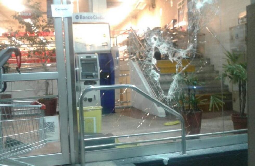 Caballito: intentaron arrancar un cajero automático de un supermercado