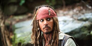 El actor Johnny Depp interpreta al capitu00e1n Jack Sparrow en una escena de Pirates of the Caribbean On Stranger Tides en una imagen publicitaria proporcionada por Disney. (Foto AP/Disney, Peter Mountain) Johnny Depp cine pelicula actor protagonista escena piratas del caribe Navegando aguas misteriosas cine pelicuas escenas