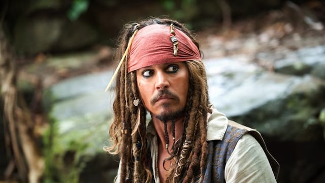 El actor Johnny Depp interpreta al capitu00e1n Jack Sparrow en una escena de Pirates of the Caribbean On Stranger Tides en una imagen publicitaria proporcionada por Disney. (Foto AP/Disney, Peter Mountain)  Johnny Depp cine pelicula actor protagonista escena piratas del caribe Navegando aguas misteriosas cine pelicuas escenas